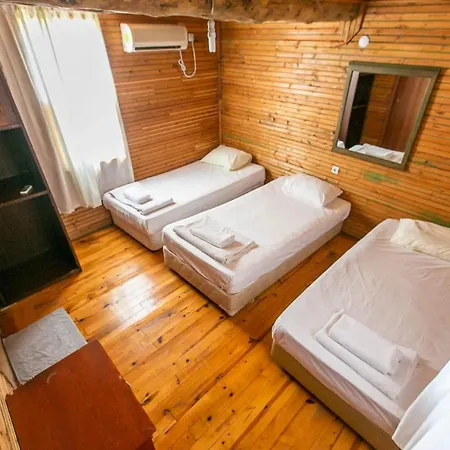 Kadir's Family House Lodge *